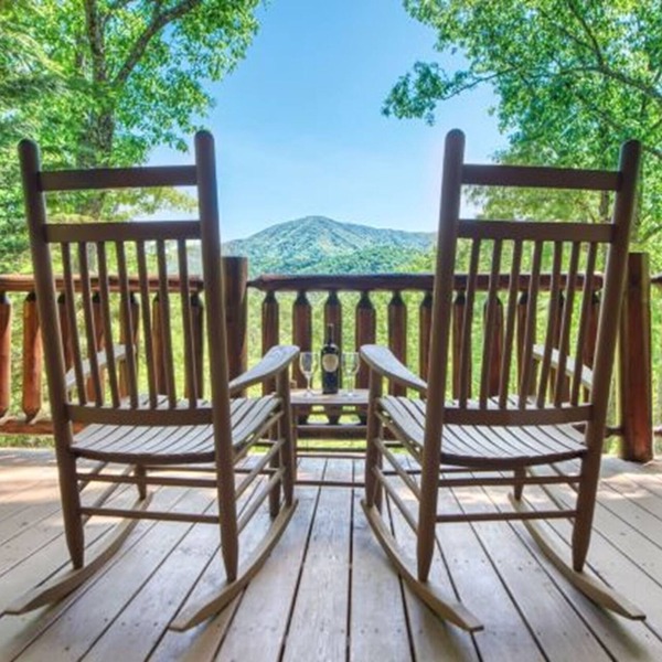 Romantic, Secluded Cabin w/stunning views, hot tub, pool table & nearby draws
