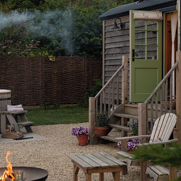 Romantic Shepherd Hut and Private Hot Tub Retreat