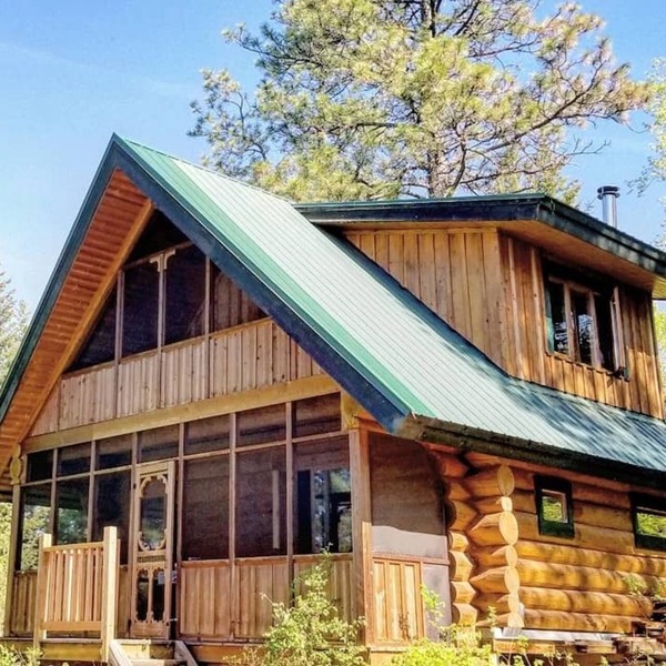Romantic Shuswap Cabin Sauna & Larch Hills Trails