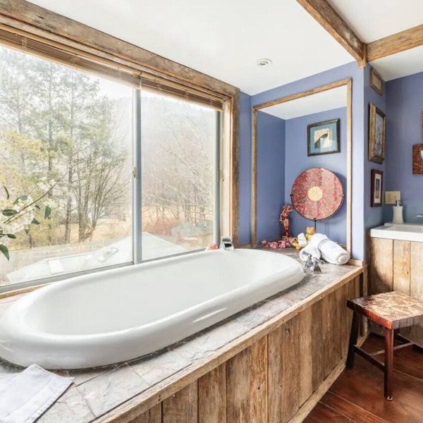 Romantic sky loft with steam shower and giant tub. Breweries and hiking nearby