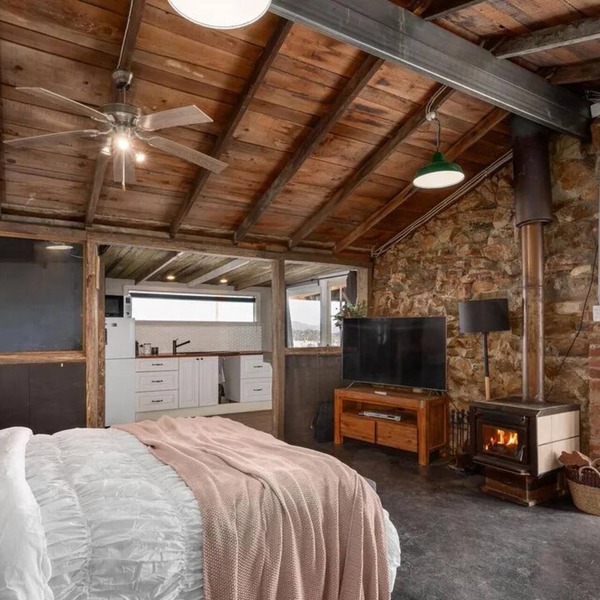 Romantic Stone Cottage with endless views over the Yarra Valley
