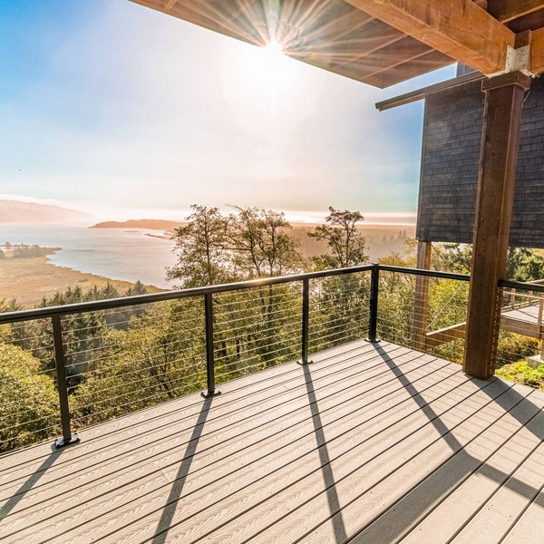 Romantic studio apartment with private deck, work space and incredible views!
