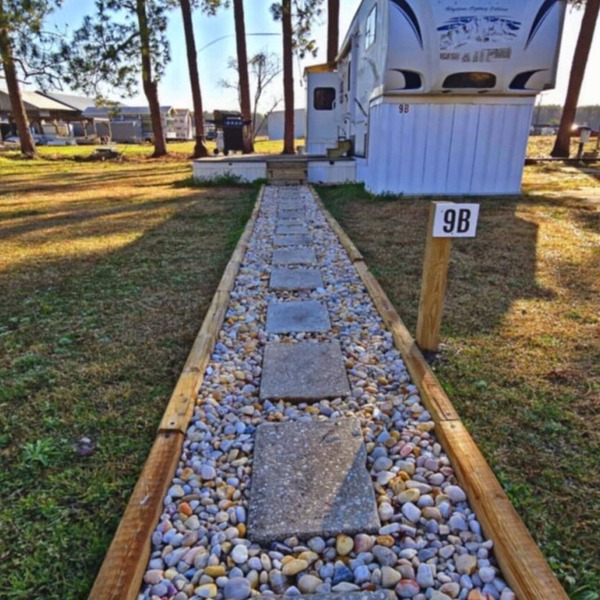 Romantic tiny getaway. Luxury RV, 3 miles to beach. 20 miles to Lejeune and Cherry Point