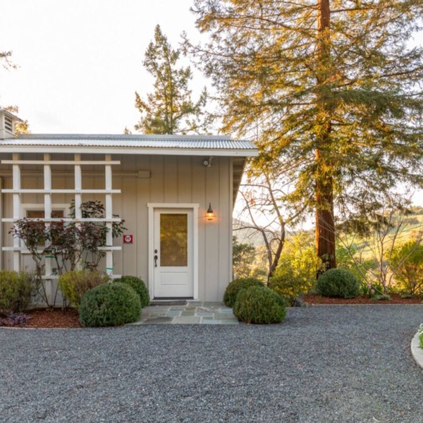 Romantic wine country getaway, close to fine dining/wineries.