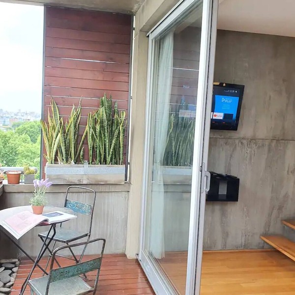 Rooftop apartment, great views ! Outdoor balcony shower!
