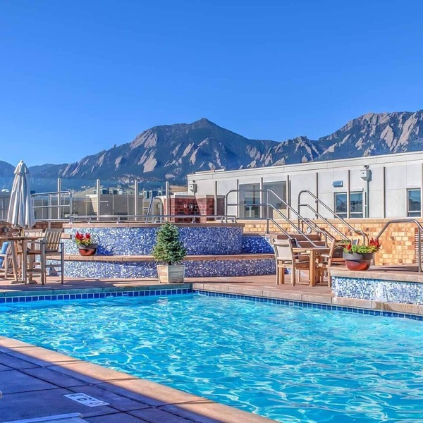 Rooftop Pool, Mountain Views! Exec Rental @ The Peloton West