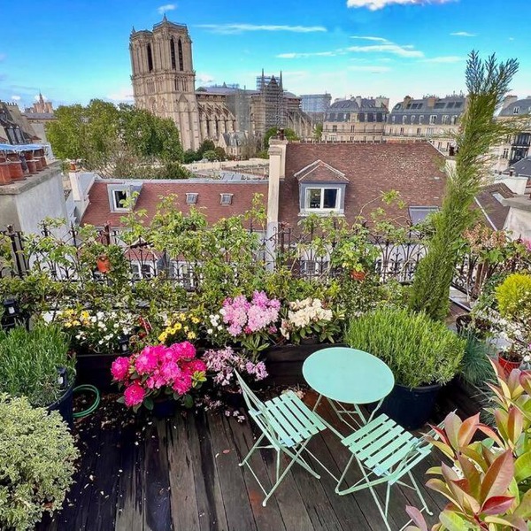 Rooftop Triplex with AC - Garden at Notre Dame