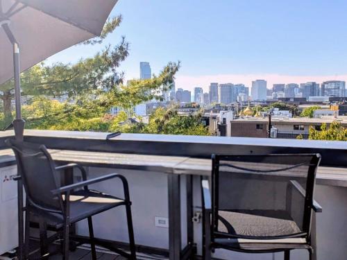 Rooftop with Skyline and Space Needle Views, AC, World Soccer Match 15min to Stadium