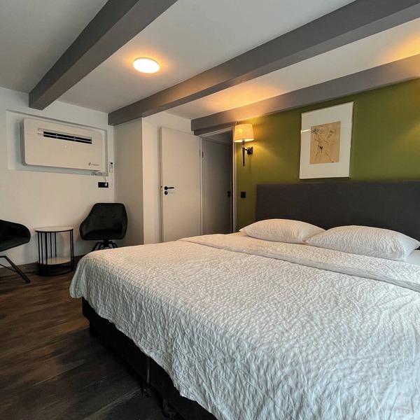 Room/private bathroom in centre