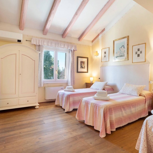 Room 'Rosa' with Shared Garden, Wi-Fi and Air Conditioning