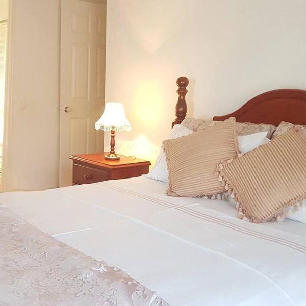 Roxy - A Spacious Cosy Getaway - Near Mel Airport