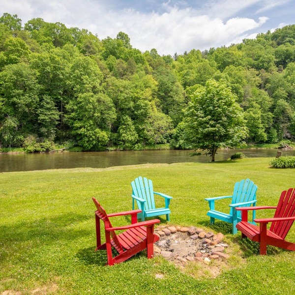 Roxy's Riverfront Playhouse on the New River - Fire Pit