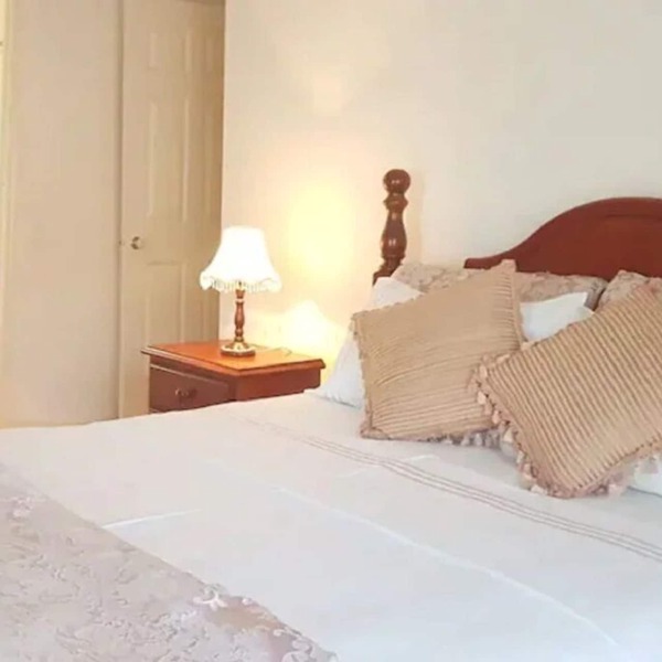 "Roxy" Spacious Cosy Getaway - Near Melbourne Airport