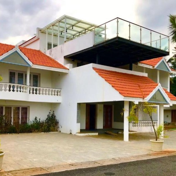 Royal Experiences Icon Beach House, ECR Sea Side Villa