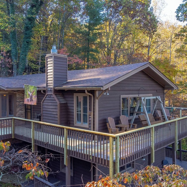 Ruby Retreat – Mountain Views, 2 Decks, Fire Pit, Creek, Fast WiFi, Generator