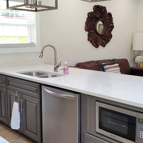 Ruby's Cottage/Close to Beaches & Downtown