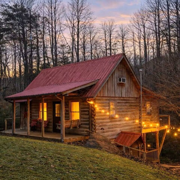 Rustic 2BR + Loft Cabin with Relaxing Firepit - Near Clayton - Burton - Tallulah