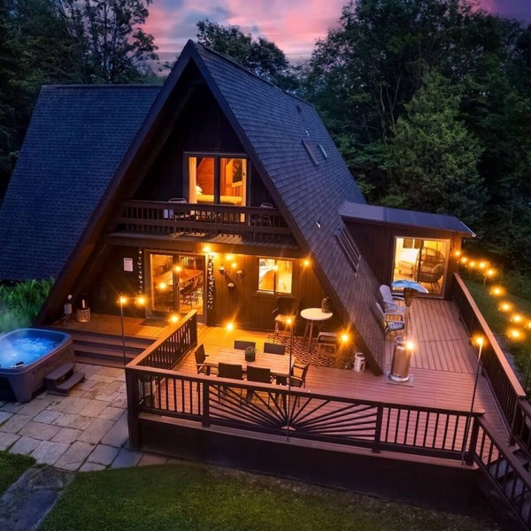 Rustic A Frame Cabin. Nature retreat on 4 acres! 15 minutes from 3 waterfalls