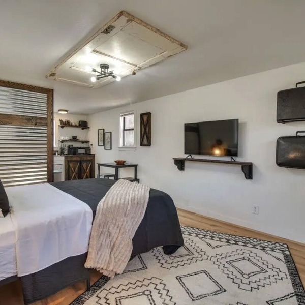 Rustic Cabin! Close to Downtown Siloam Springs