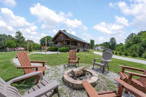 Rustic Cabin, Dock, Firepit, Kayaks & Games
