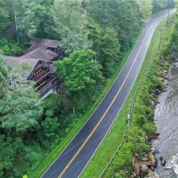 Rustic Cabin on the rapids of Toccoa River