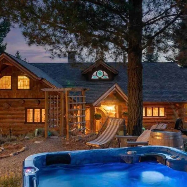 Rustic Cabin With hot tub at Homewood Forest Retreat