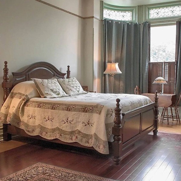 Rustic Charm/King Bed + Roku/Private Bath