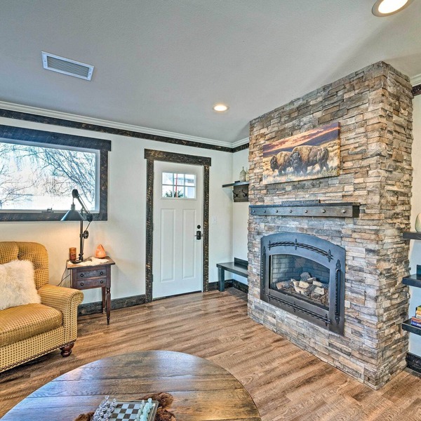 Rustic-Chic Apartment w/Gas Grill: 20 Mi to MSU!