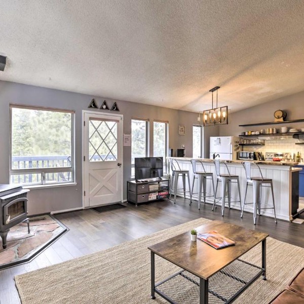 Rustic-Chic Heavenly Condo, 5 Mi to Nevada Beach