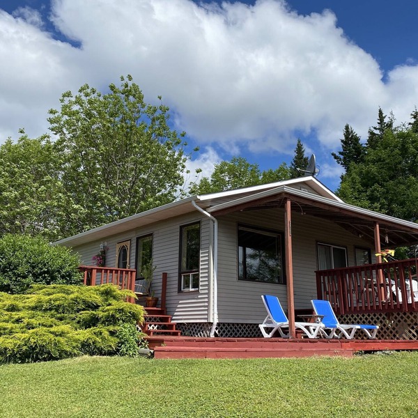 Rustic Comfy Cottage in the heart of NS Ocean Playground. Walk to Beach.