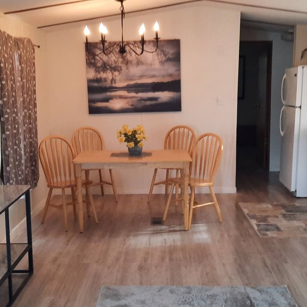 Rustic Country with contemporary flair. Quiet! 2 queens, 1 single, full kitchen.