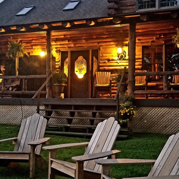 Rustic & Cozy Log Cabin in beautiful countryside with exceptional amenities!