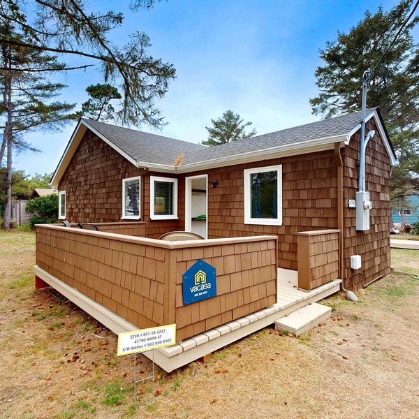 Rustic dog-friendly beach home on Neskowin Marsh Golf Course + 2 blocks to beach