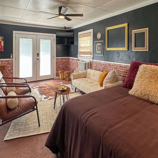 Rustic Downtown Eureka Springs Ground Floor Flat w/Parking & Full Kitchen