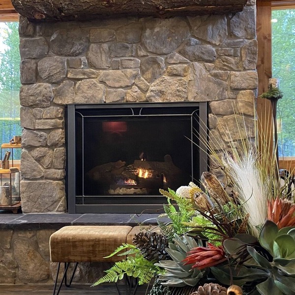 RUSTIC Elegance ELEVATED! Hot Tub and more! Only 10 Minutes from Yellowstone NP!