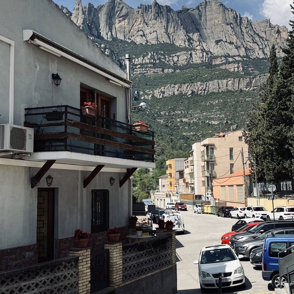 Rustic, spacious apartment next to the Montserrat mountain