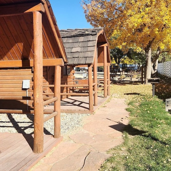 Rustic Extended-Stay Camping Cabin with Scenic Outdoor Amenities near Local Attractions in Fruita, Colorado