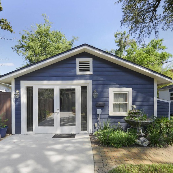 Rustic Garden Cottage - Walkable Historic District