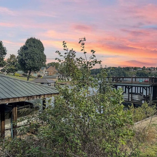 Rustic Lakefront Retreat w/Hot Tub & Pet Friendly