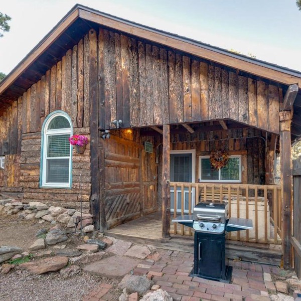 Rustic Log Cabin w/Studio ~ 5 Mi to Pikes Peak!
