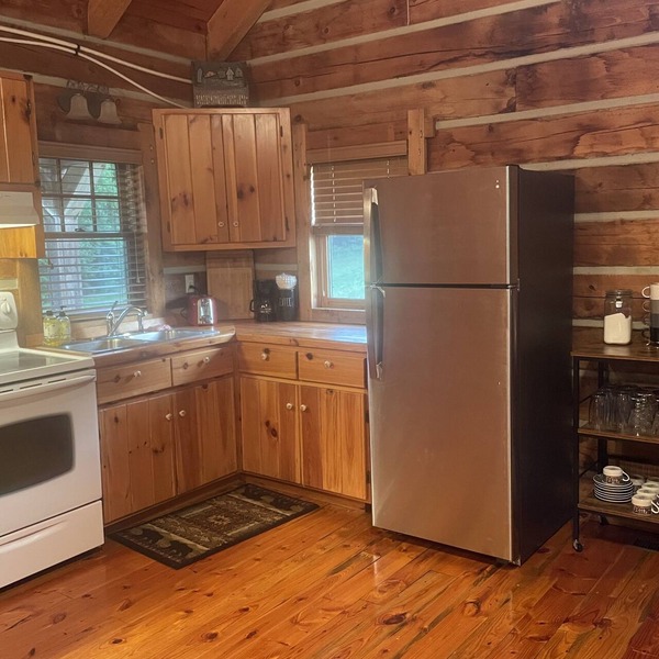 Rustic log cabin in beautiful Granite Falls