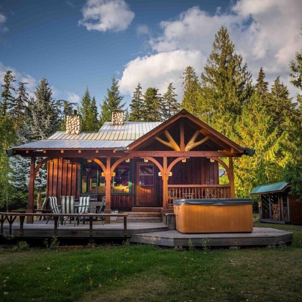 Rustic luxury in the wilderness, by the beach with lake views