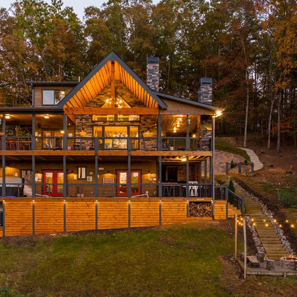 Rustic Modern Log Cabin with the BEST MOUNTAIN VIEWS & HOTTUB. EV- CHGR NO PETS