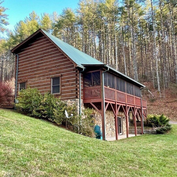 Rustic Retreat-Riverfront, Private Ponds & Hiking Trail, Dog Friendly,at The Barn on New River
