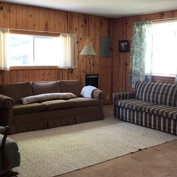 Rustic Retro Cottage w/ Fire Pit 1 block from Sandy Beach. S’mores Included.