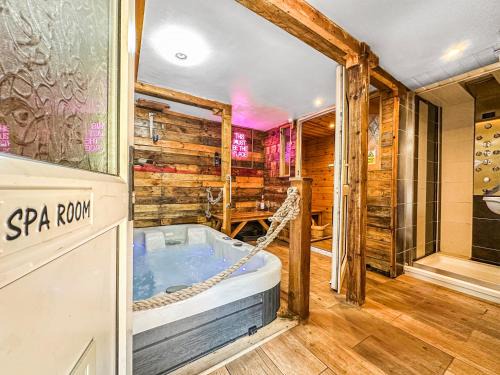 Rustic Rhondda Retreat w Private Hot Tub & Sauna
