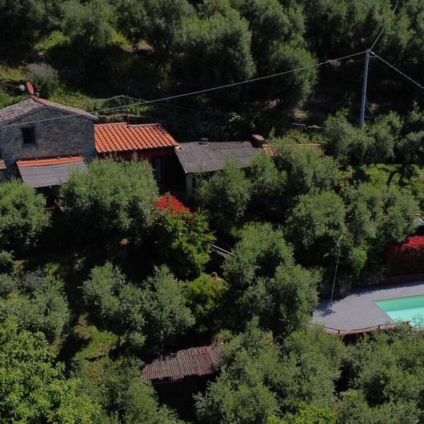 Rustic single house with exclusive swimming pool and large private garden