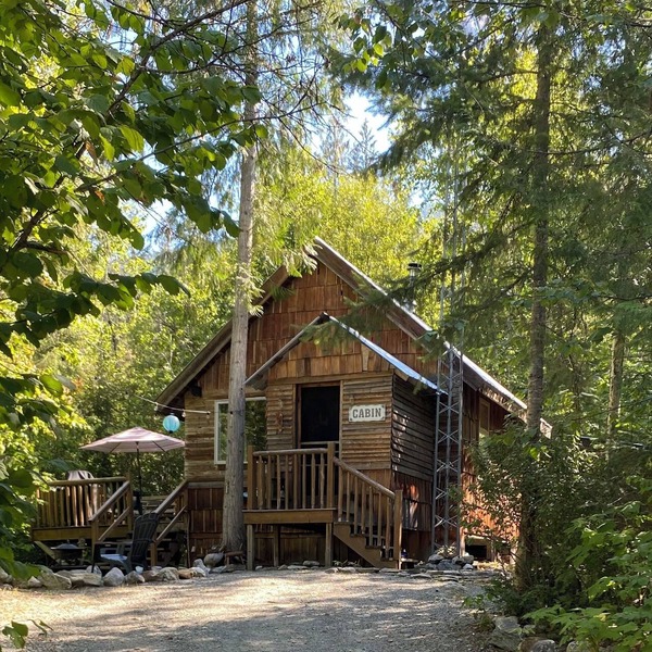 Rustic Solar cabin in the woods off grid glamming at its finest near Mara lake