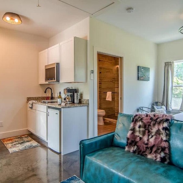 Rustic Studio Walkable to Music Row! by Stay Local Nashville