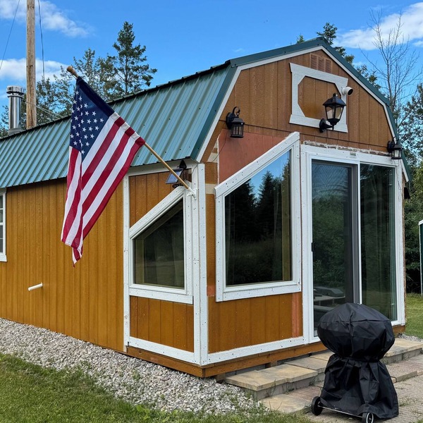 Rustic tiny cabin-WiFi & power, close to beach, boat launch, lighthouse, trails